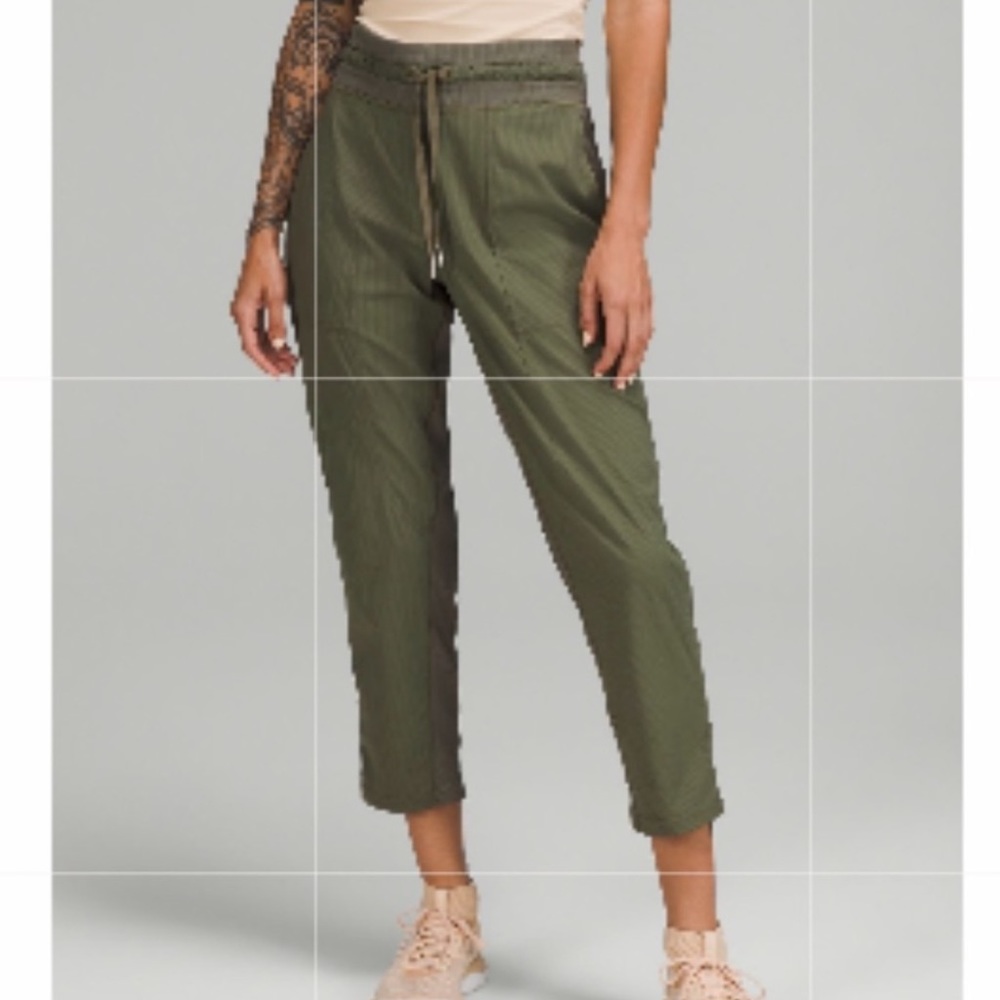 🍋Lululemon dance studio mid rise crop pant. Featherweight. Barely worn🍋